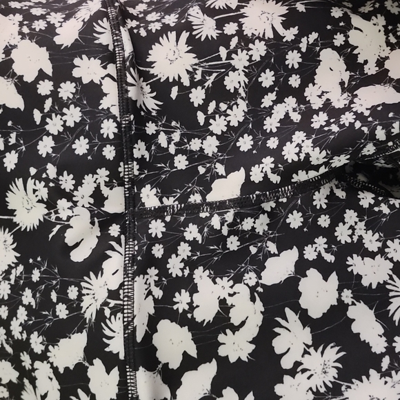 NWT FP Movement Printed Lose Control Wrap Leggings Black & White Floral - Picture 6 of 6